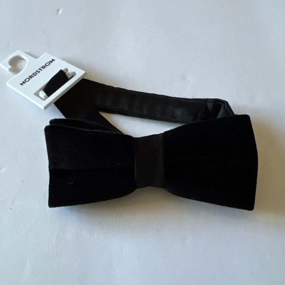 NORDSTROM FAMILY MOMENTS BOYS VELVET PRE-TIED BOW TIE BLACK OS ADJUSTABLE NWT